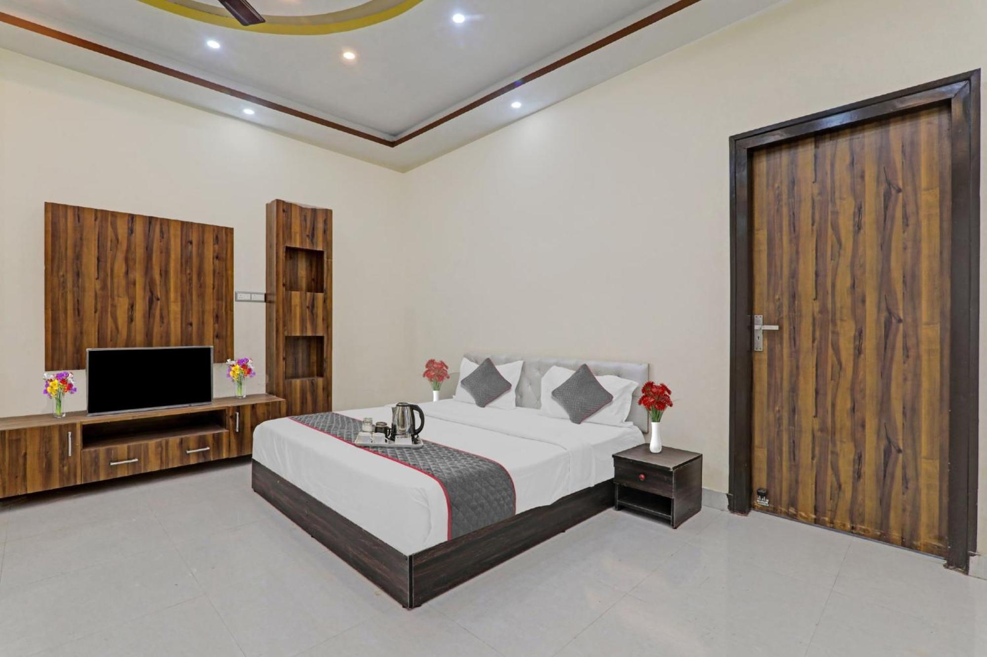 Townhouse Relax Inn Chinhat Bagian luar foto