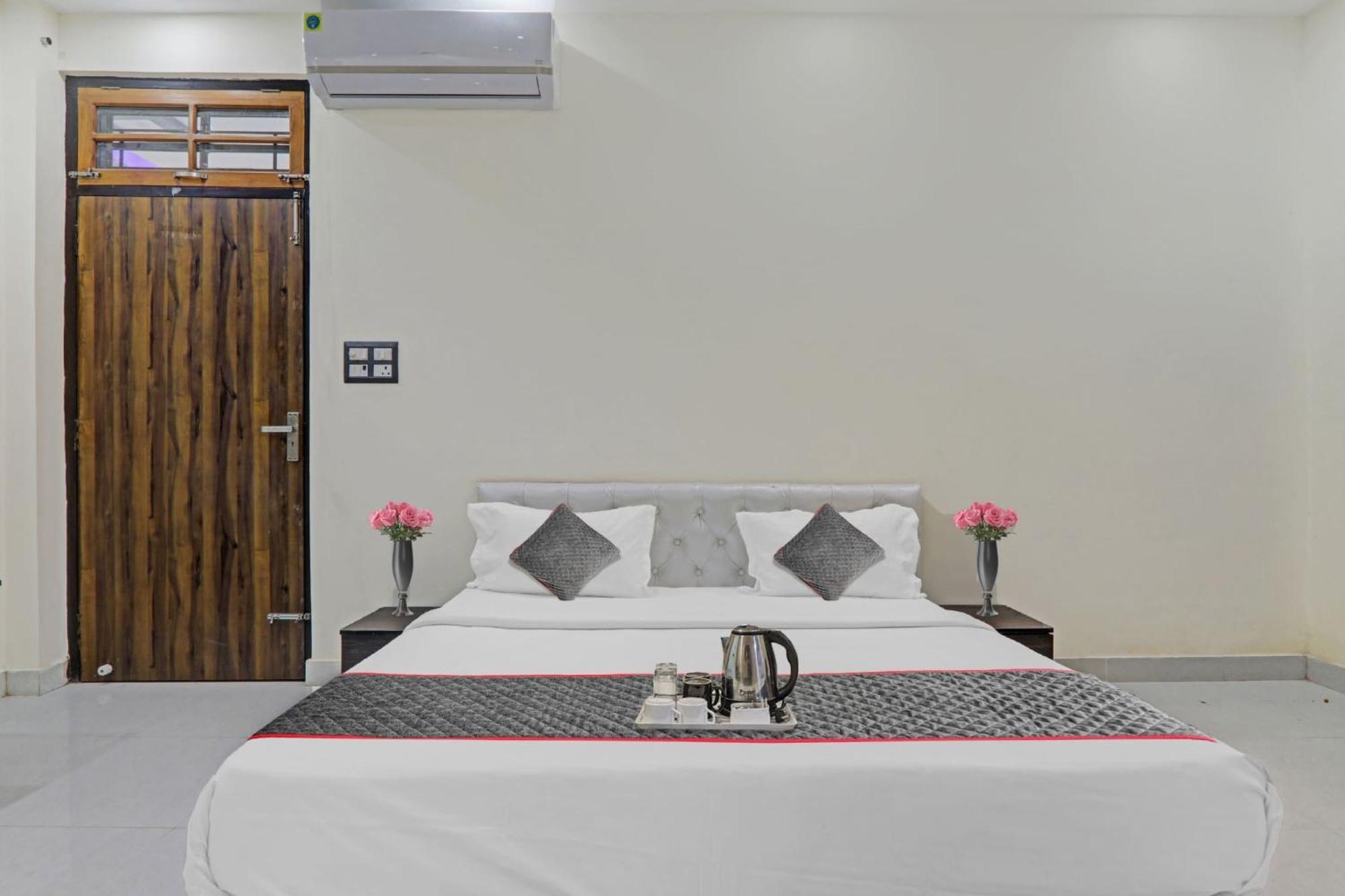 Townhouse Relax Inn Chinhat Bagian luar foto