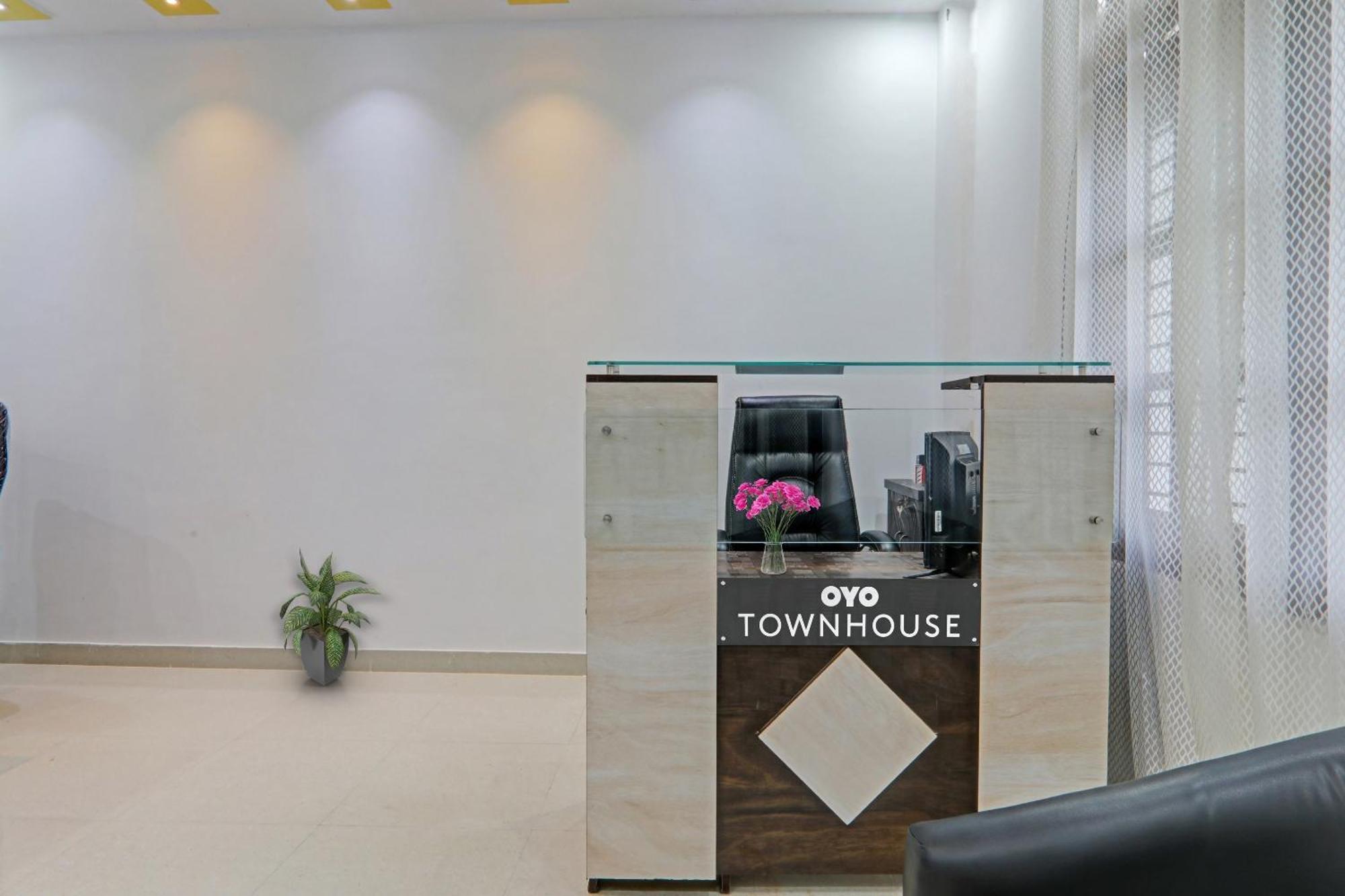 Townhouse Relax Inn Chinhat Bagian luar foto