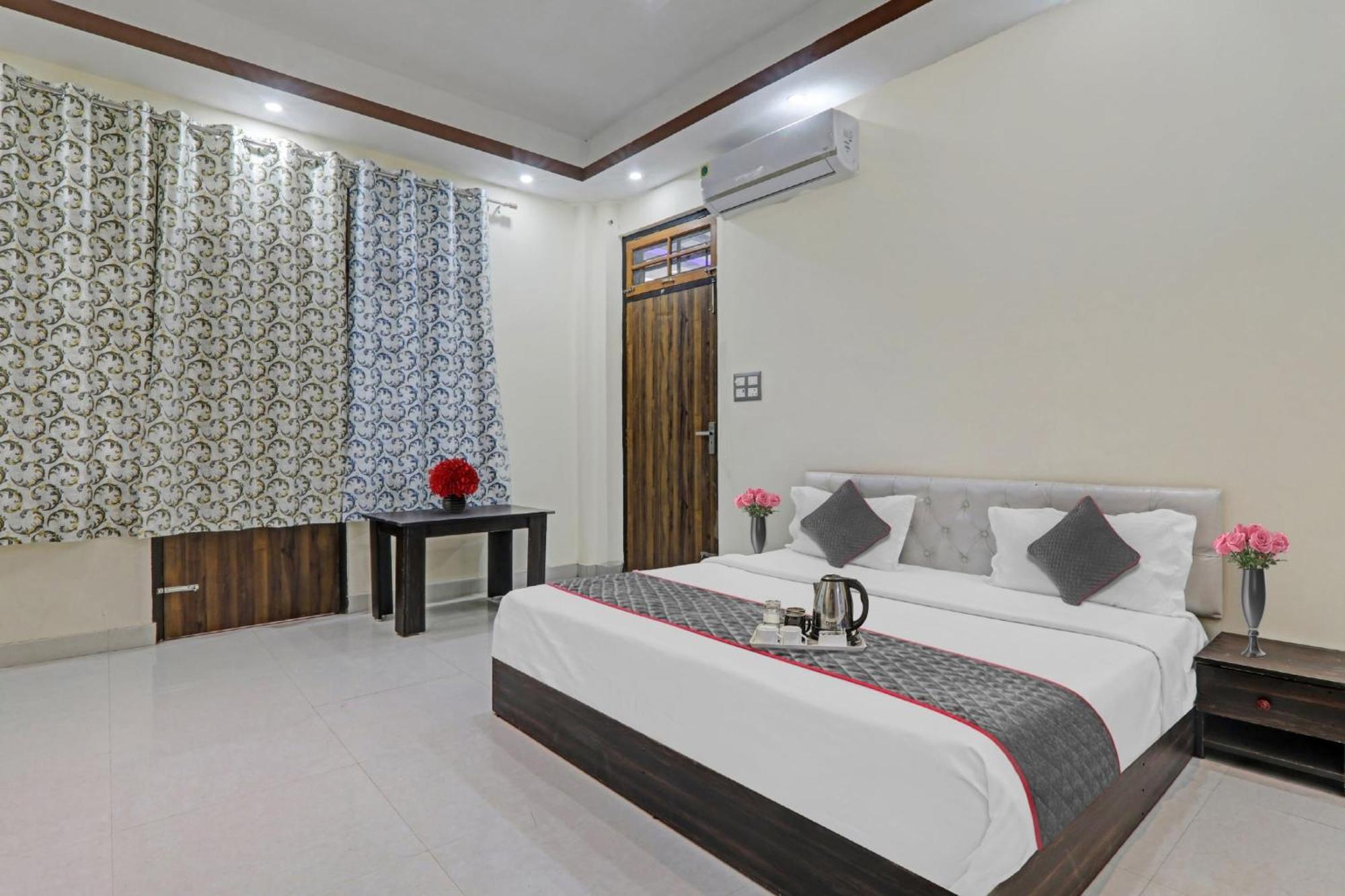 Townhouse Relax Inn Chinhat Bagian luar foto