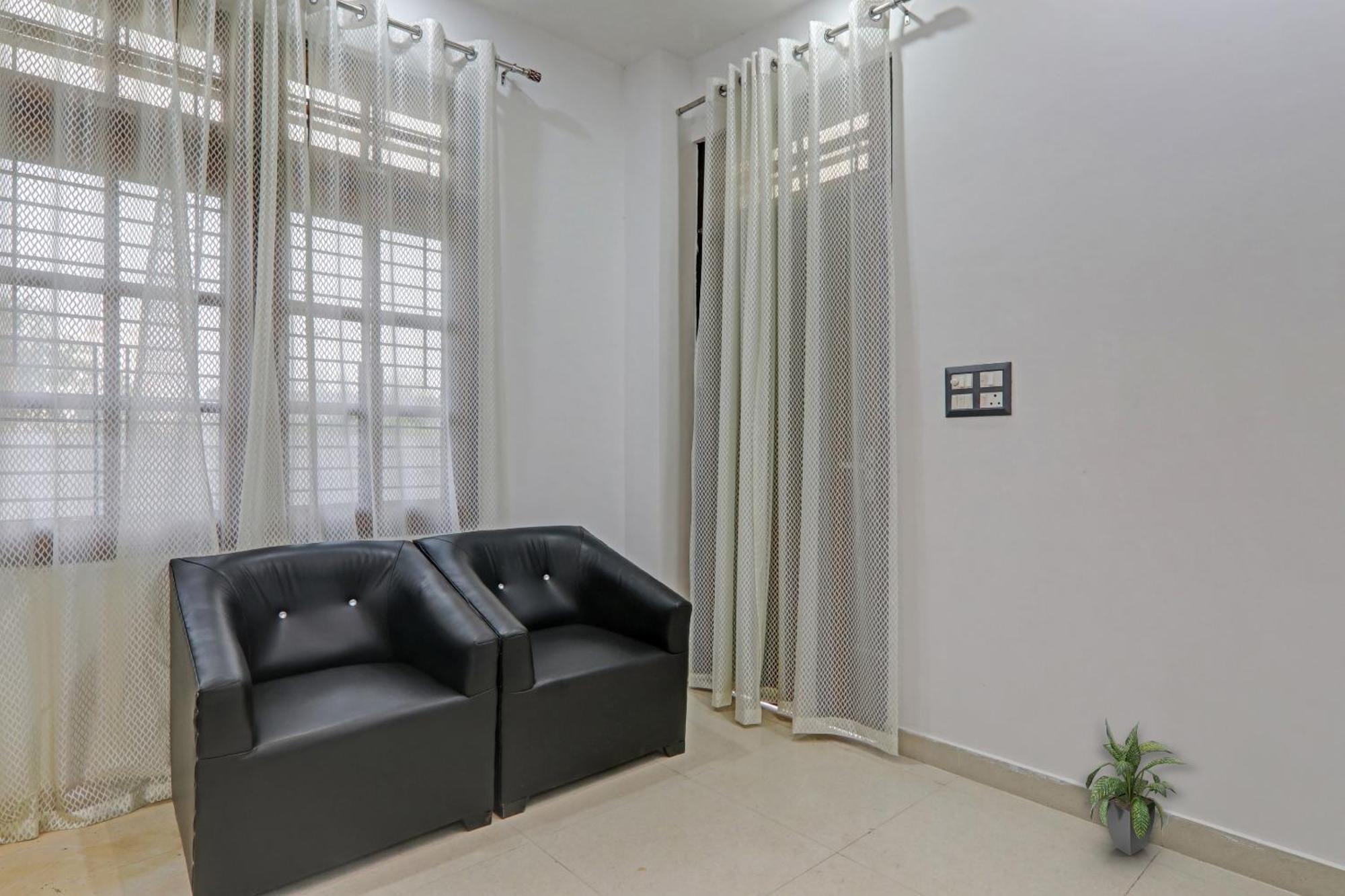 Townhouse Relax Inn Chinhat Bagian luar foto