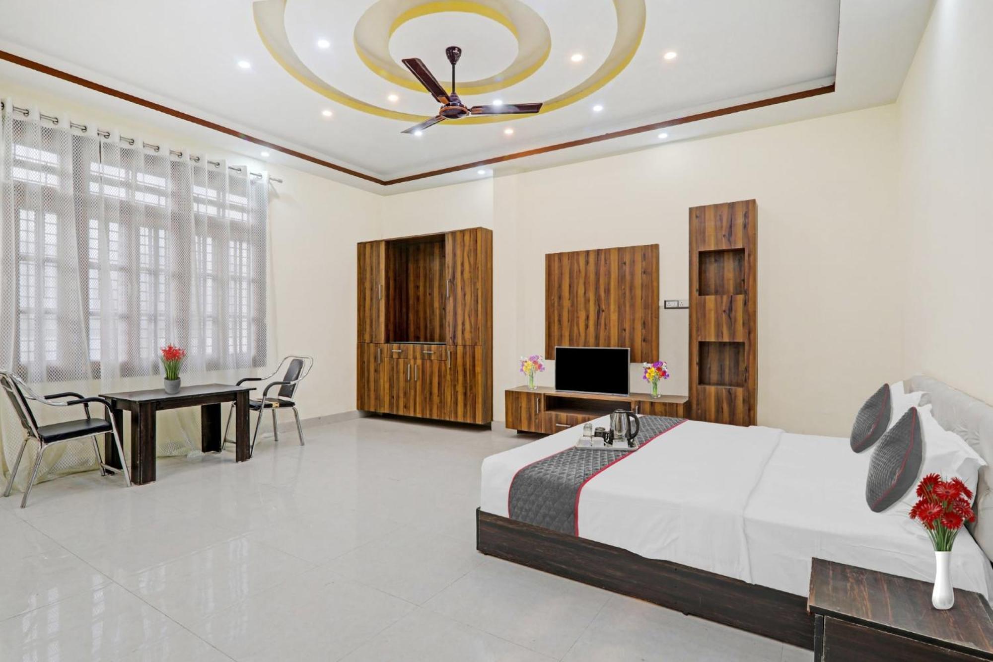 Townhouse Relax Inn Chinhat Bagian luar foto