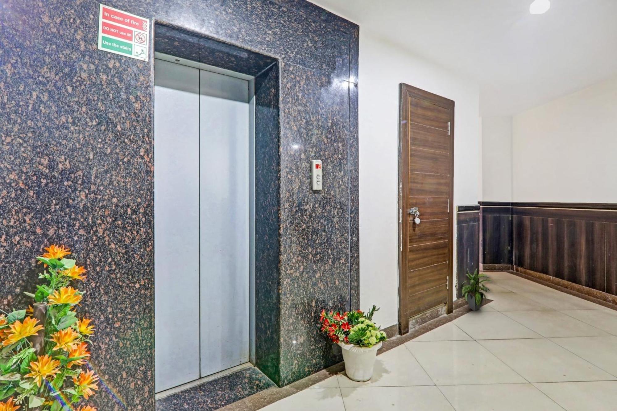 Townhouse Relax Inn Chinhat Bagian luar foto