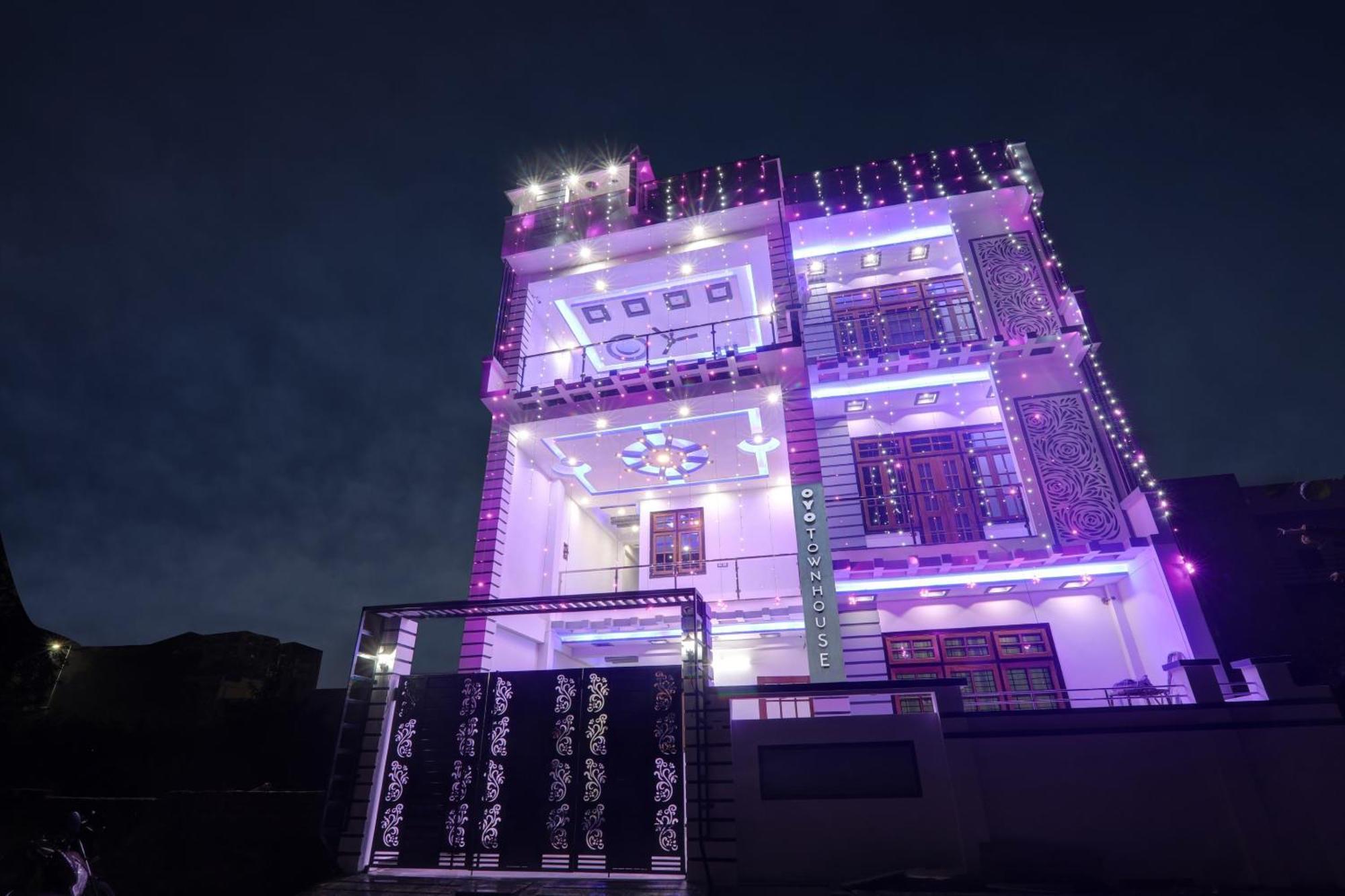 Townhouse Relax Inn Chinhat Bagian luar foto
