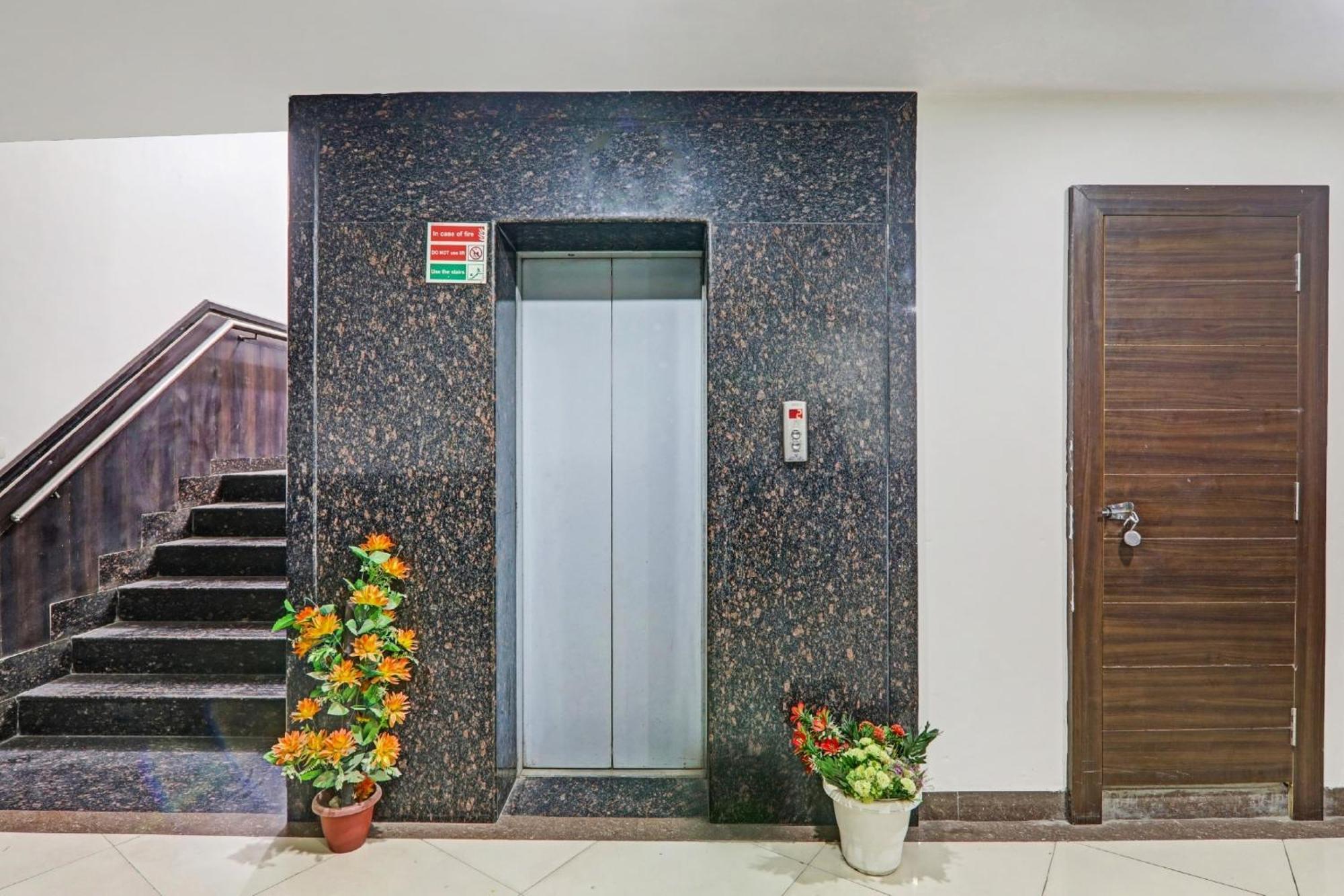 Townhouse Relax Inn Chinhat Bagian luar foto