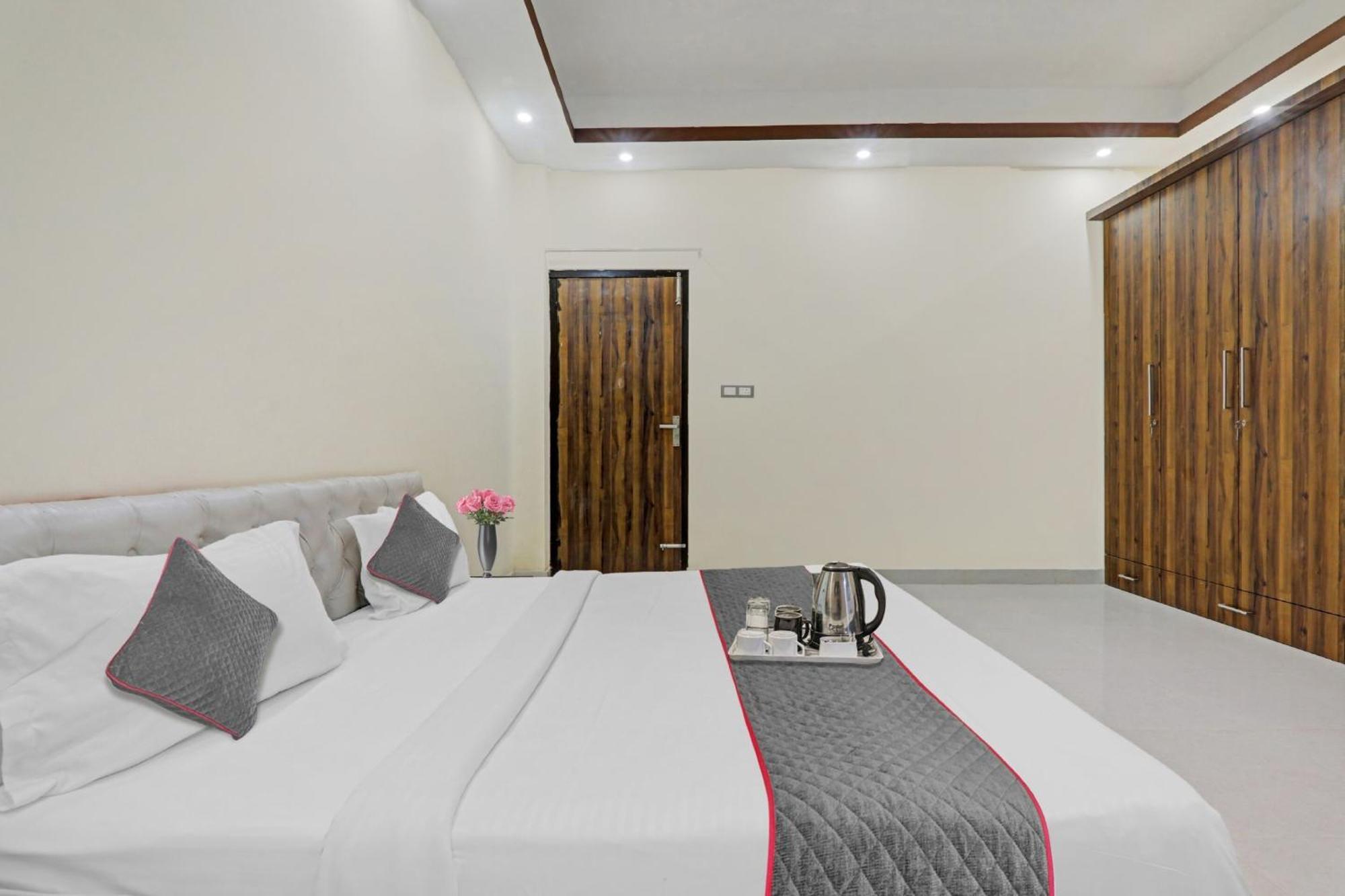 Townhouse Relax Inn Chinhat Bagian luar foto