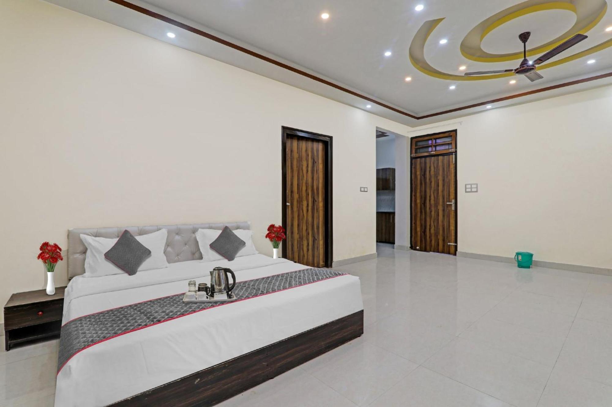 Townhouse Relax Inn Chinhat Bagian luar foto