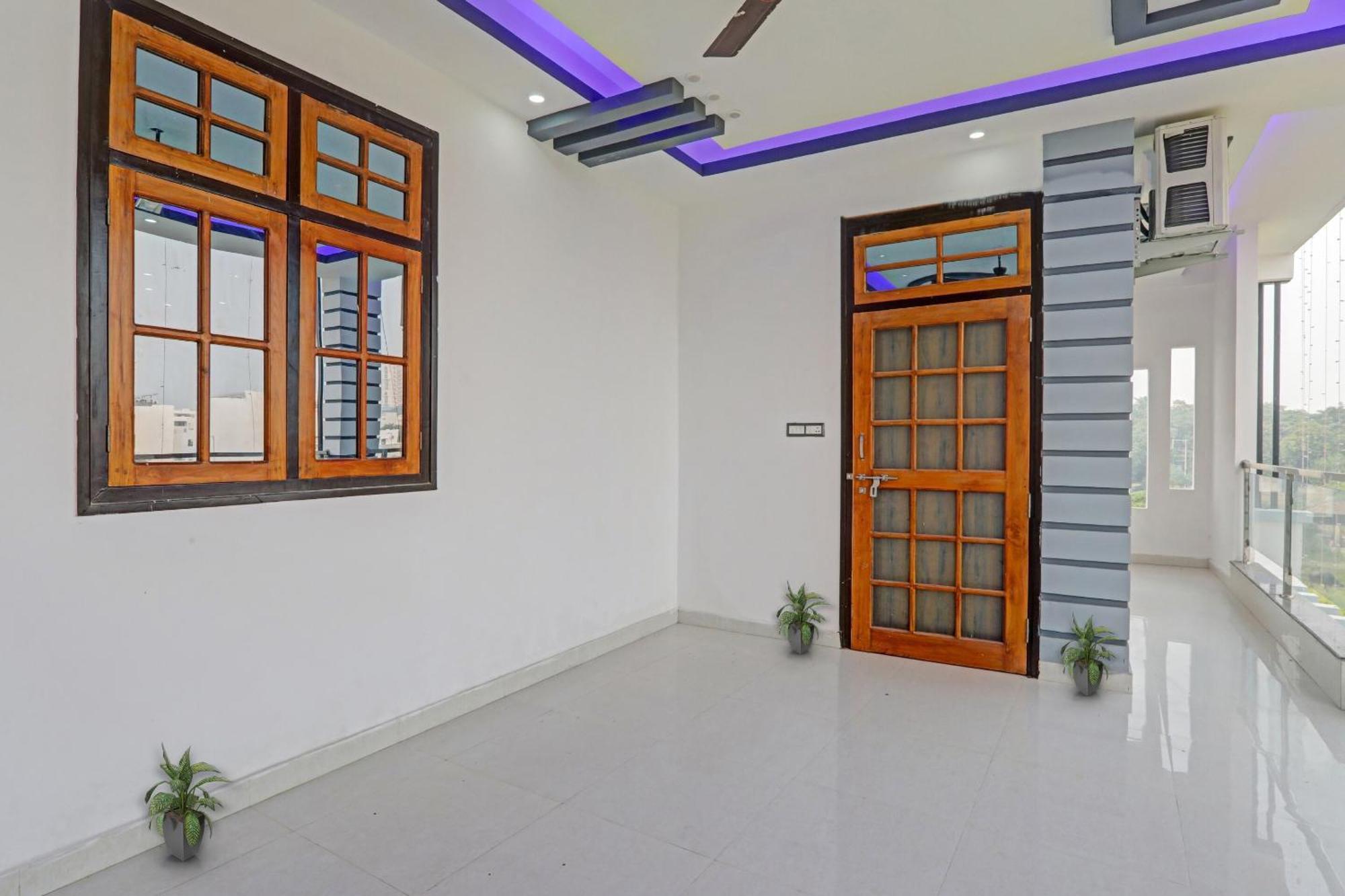 Townhouse Relax Inn Chinhat Bagian luar foto