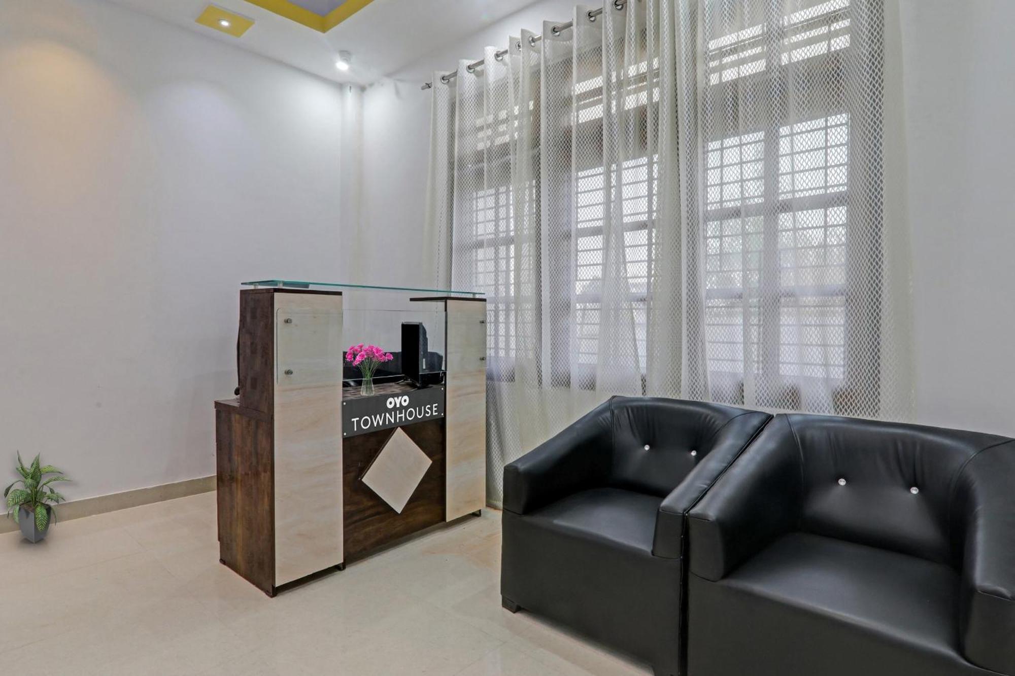 Townhouse Relax Inn Chinhat Bagian luar foto
