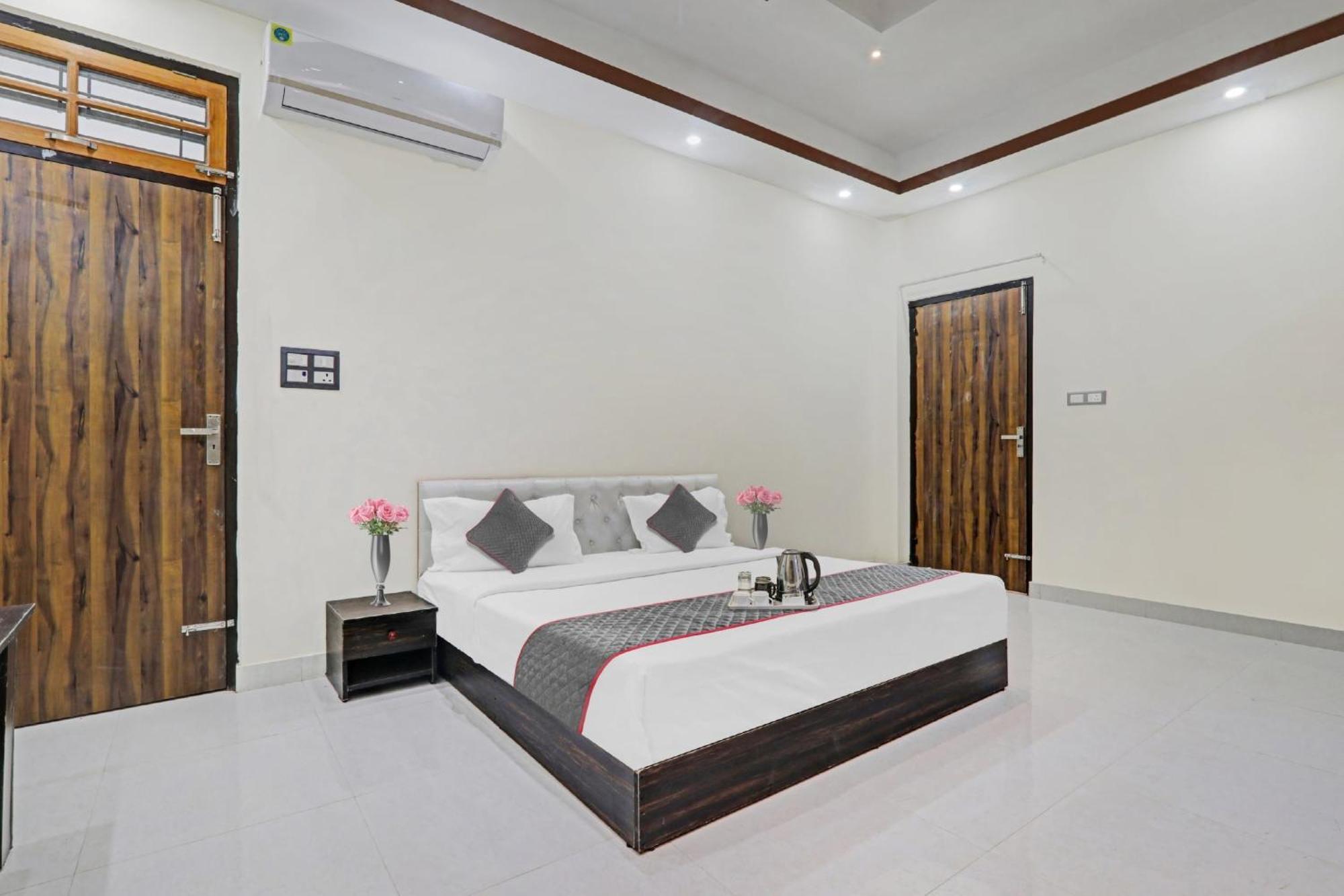 Townhouse Relax Inn Chinhat Bagian luar foto