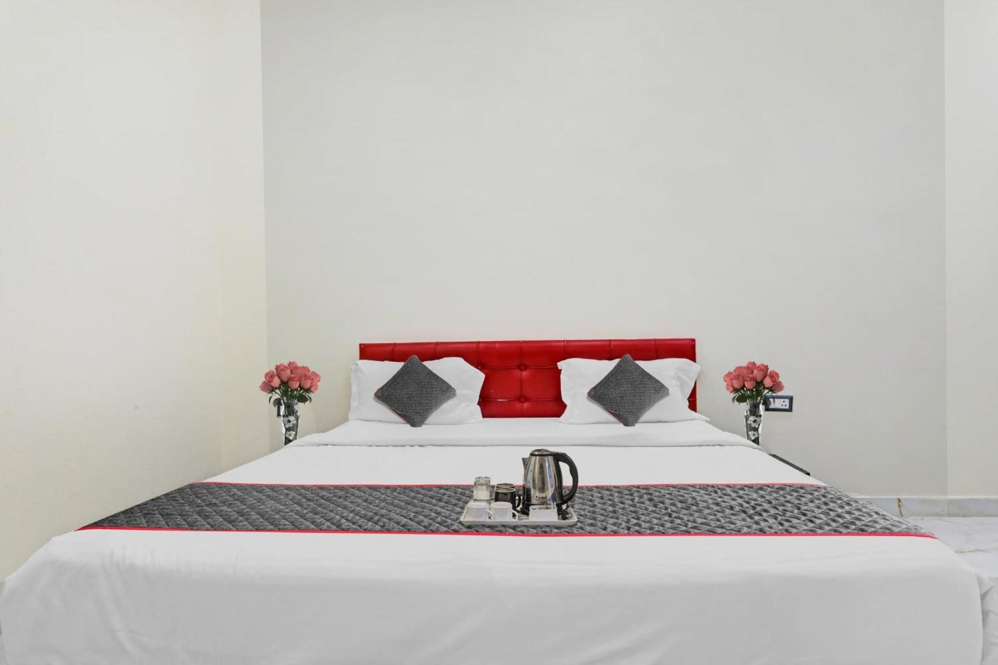 Townhouse Relax Inn Chinhat Bagian luar foto