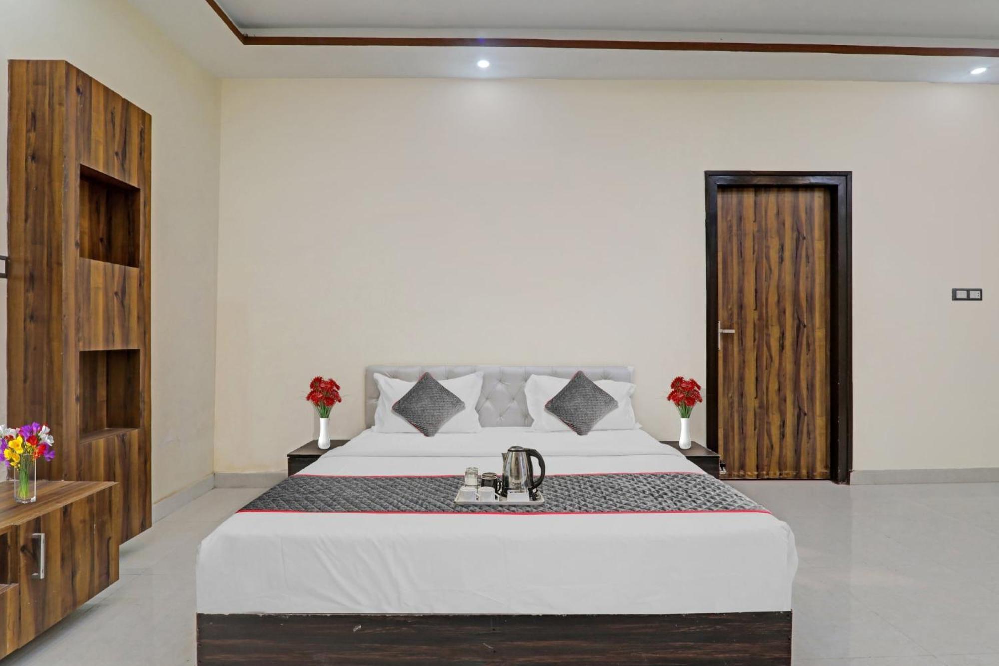 Townhouse Relax Inn Chinhat Bagian luar foto
