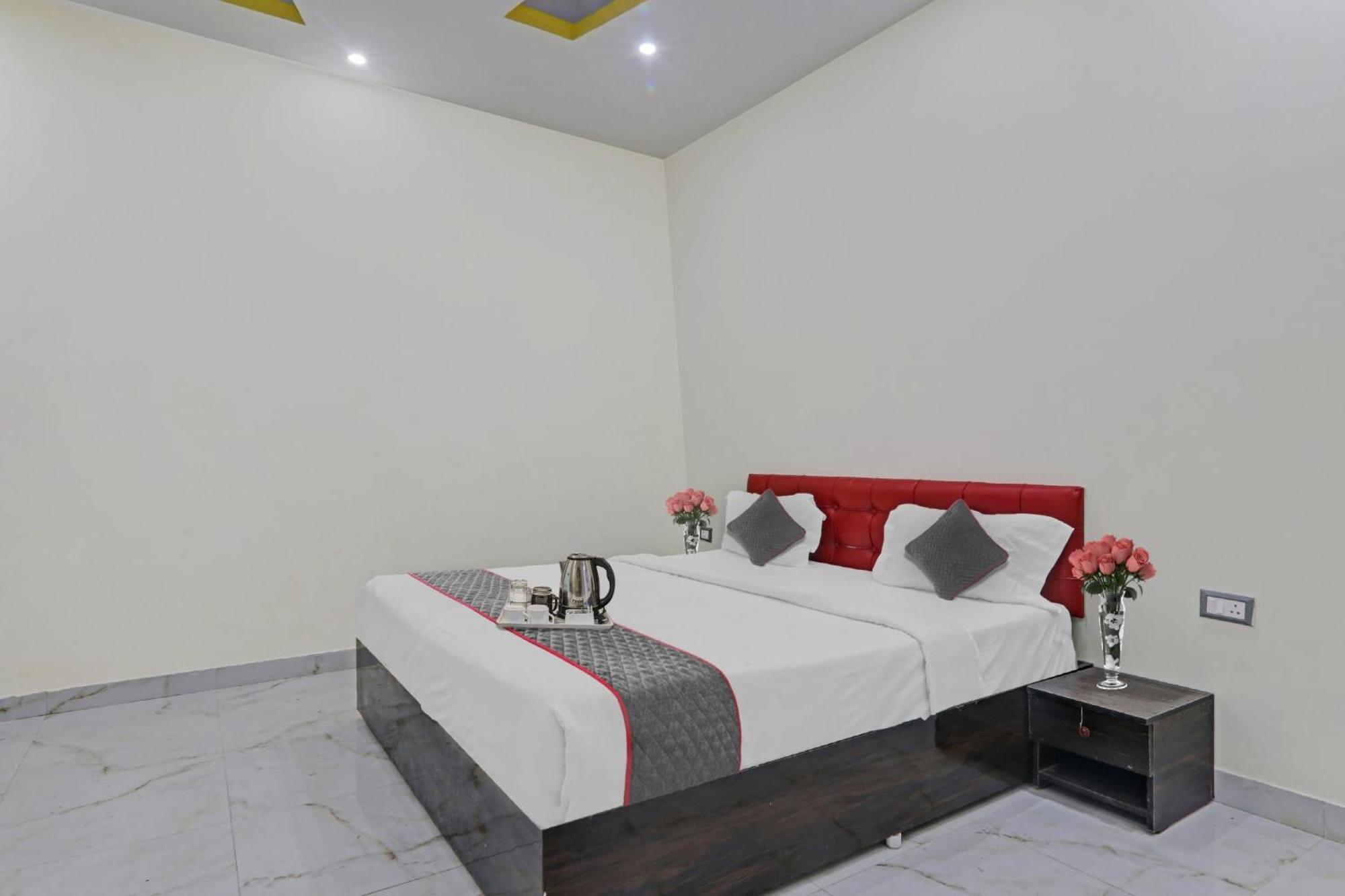 Townhouse Relax Inn Chinhat Bagian luar foto
