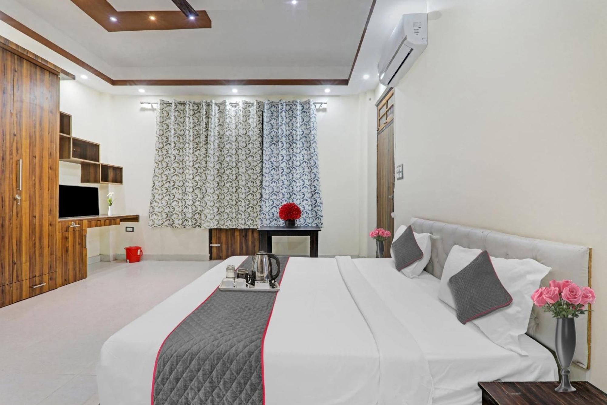 Townhouse Relax Inn Chinhat Bagian luar foto