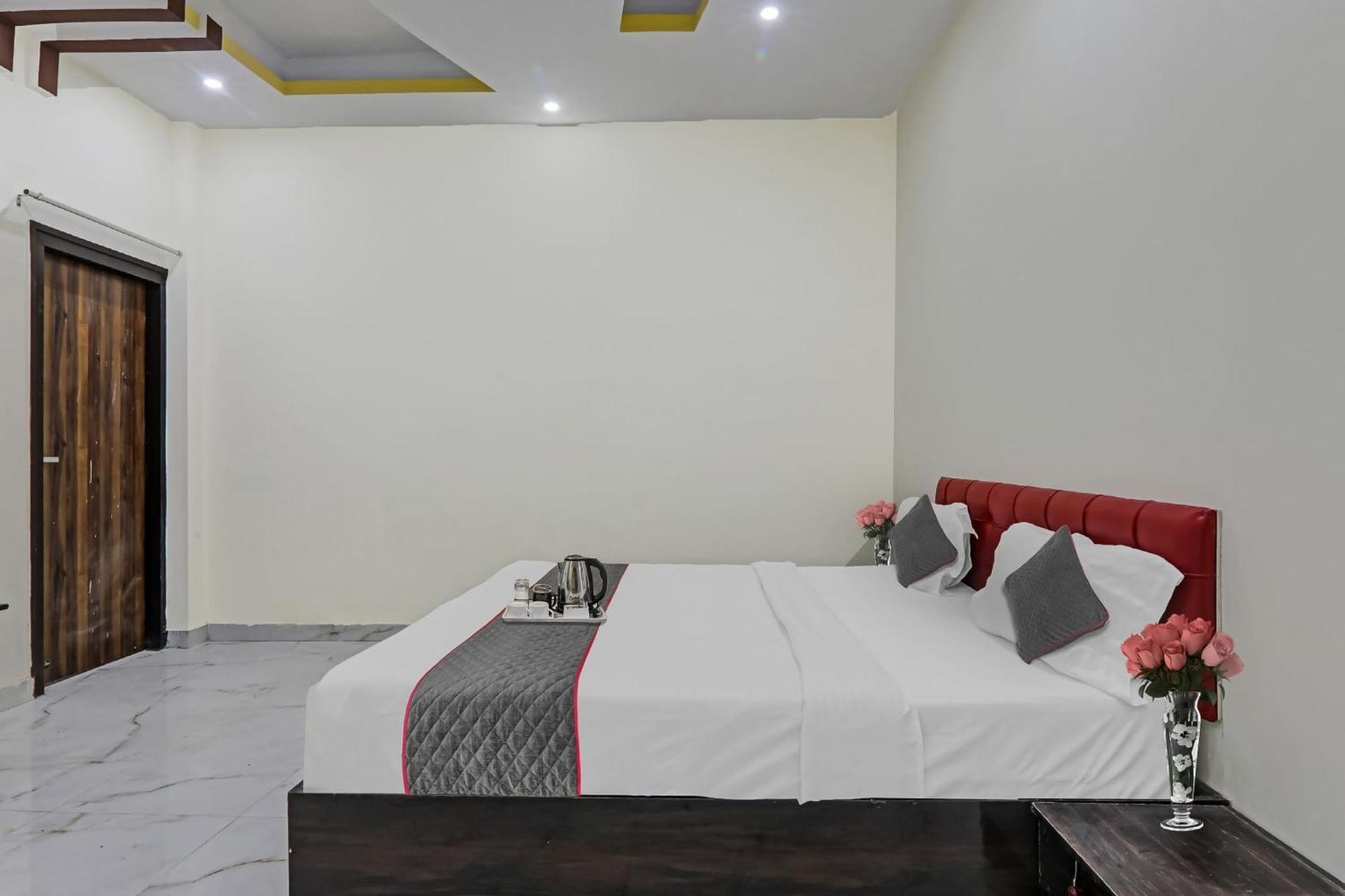 Townhouse Relax Inn Chinhat Bagian luar foto