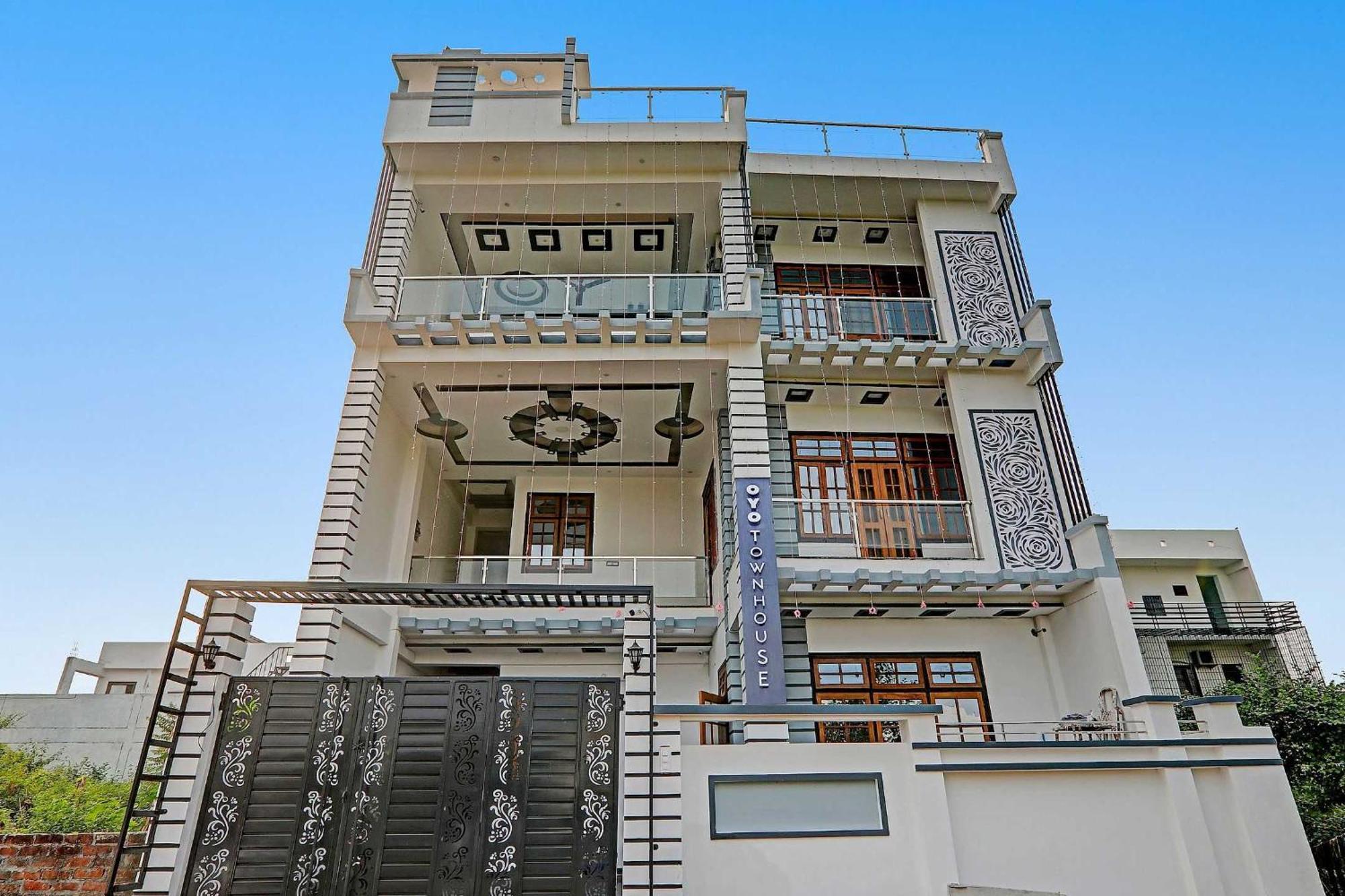Townhouse Relax Inn Chinhat Bagian luar foto
