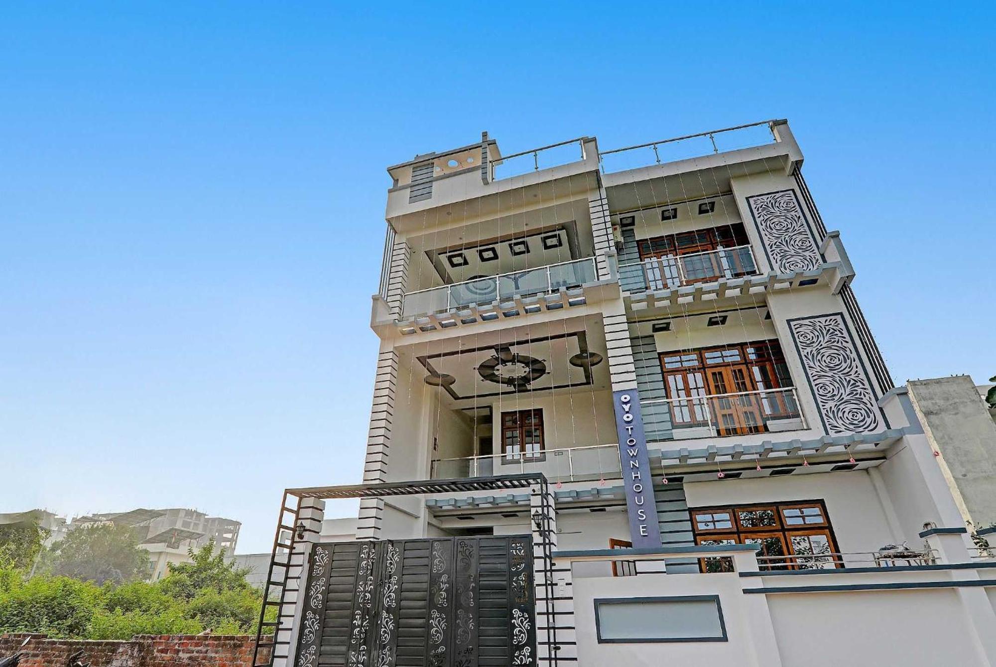 Townhouse Relax Inn Chinhat Bagian luar foto