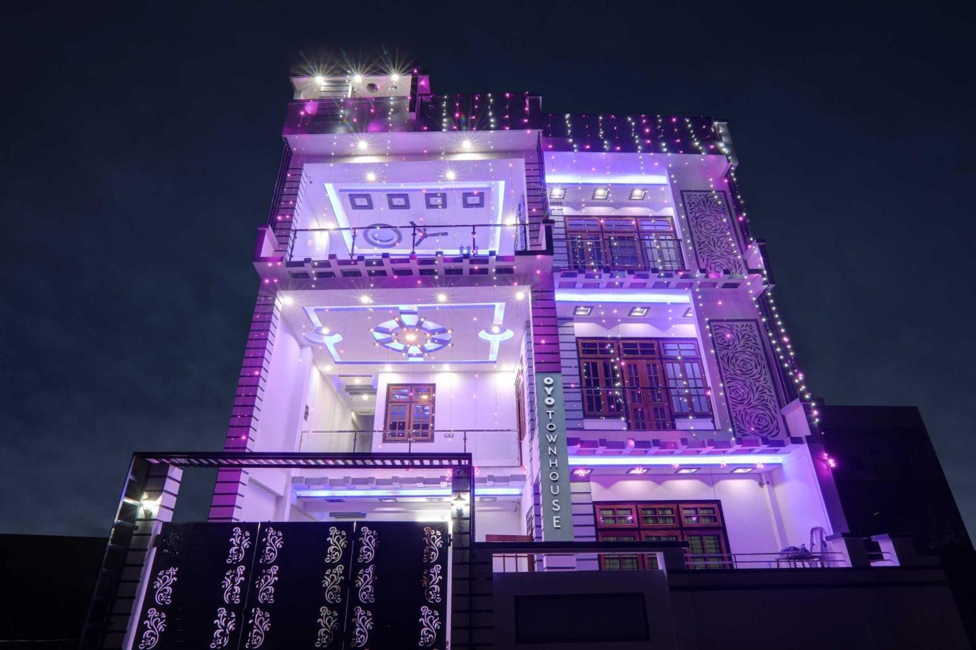 Townhouse Relax Inn Chinhat Bagian luar foto