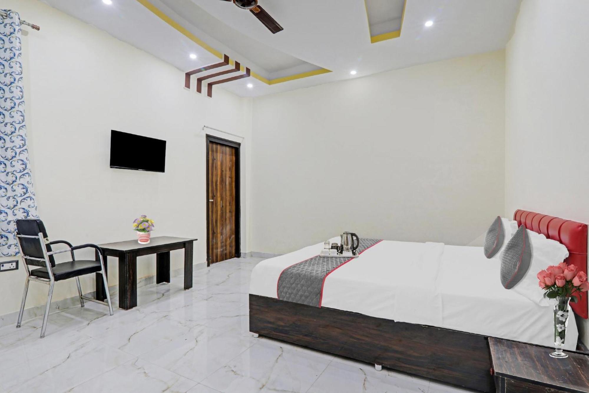 Townhouse Relax Inn Chinhat Bagian luar foto