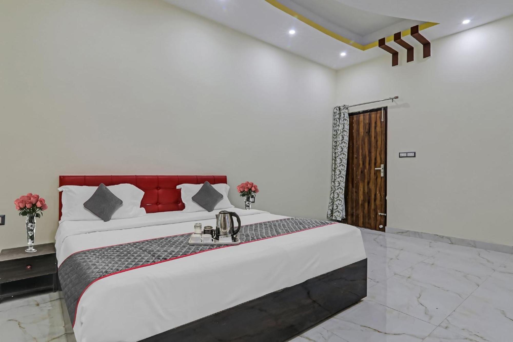 Townhouse Relax Inn Chinhat Bagian luar foto